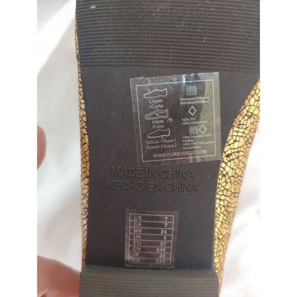 Forever 21 Women's Size 7 Gold/Black Cracked-look Flat Shoes - Picture 4 of 6